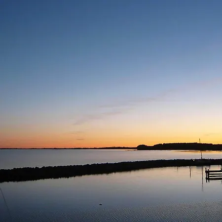 6 Person On A In Διαμέρισμα